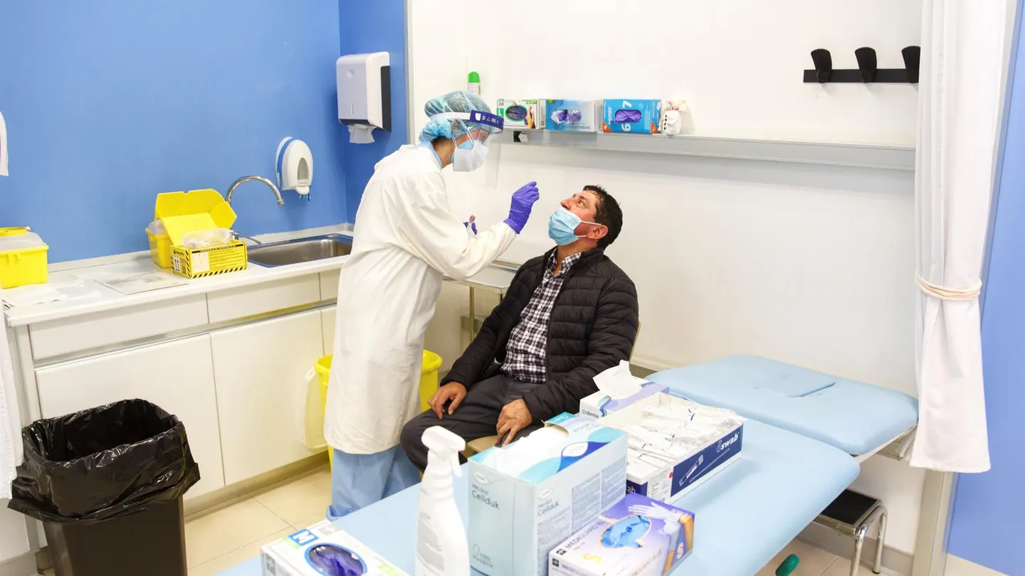 Una sanitaria realiza una prueba de coronavirus (Archivo) Una sanitaria realiza una prueba de coronavirus (Archivo)