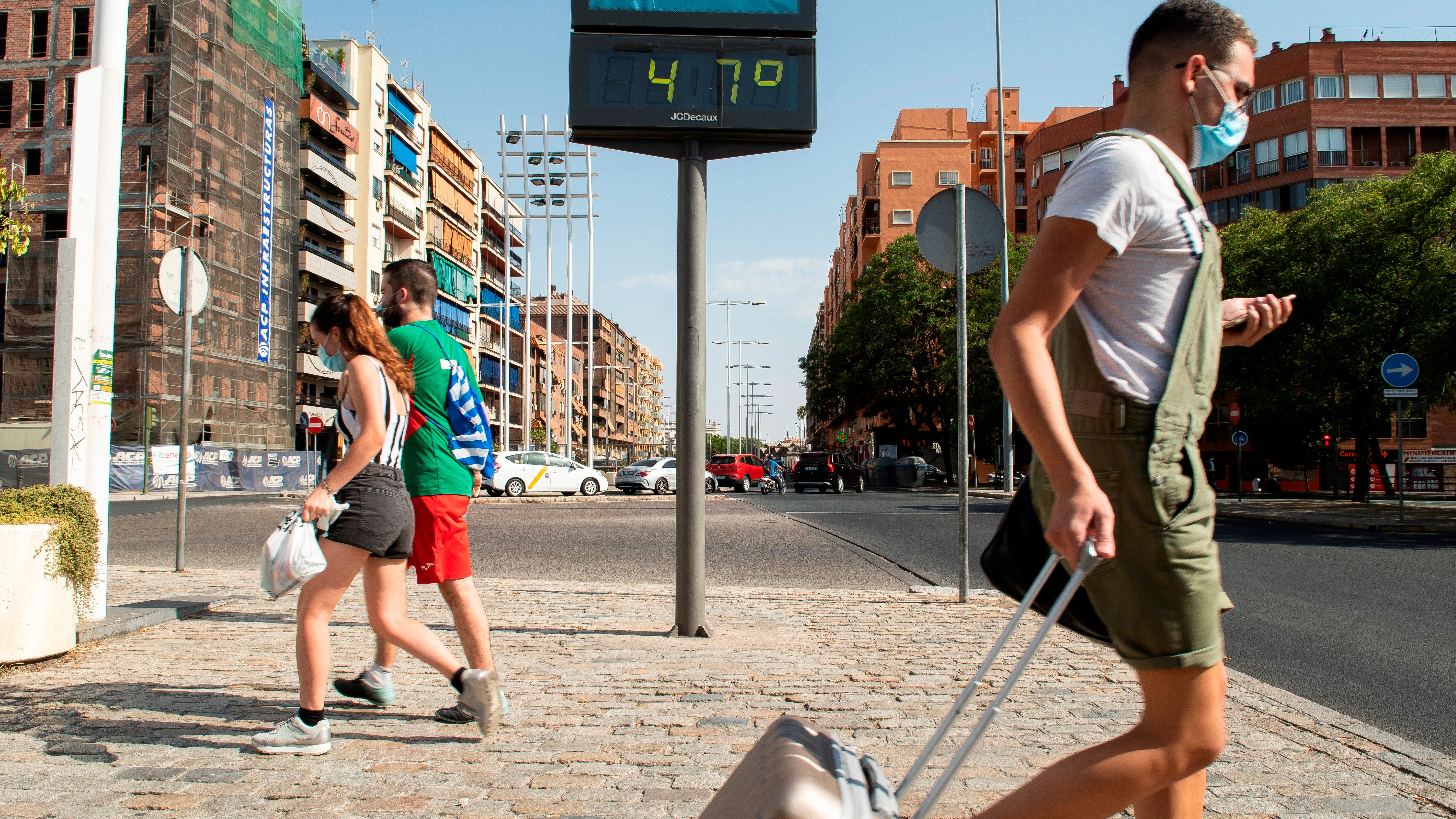 Personas con mascarilla en Sevilla