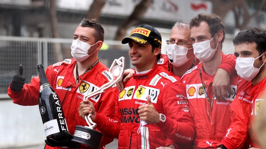Carlos Sainz, en el Gran Premio de Mónaco con el trofeo de segundo puesto Carlos Sainz, en el Gran Premio de Mónaco con el trofeo de segundo puesto