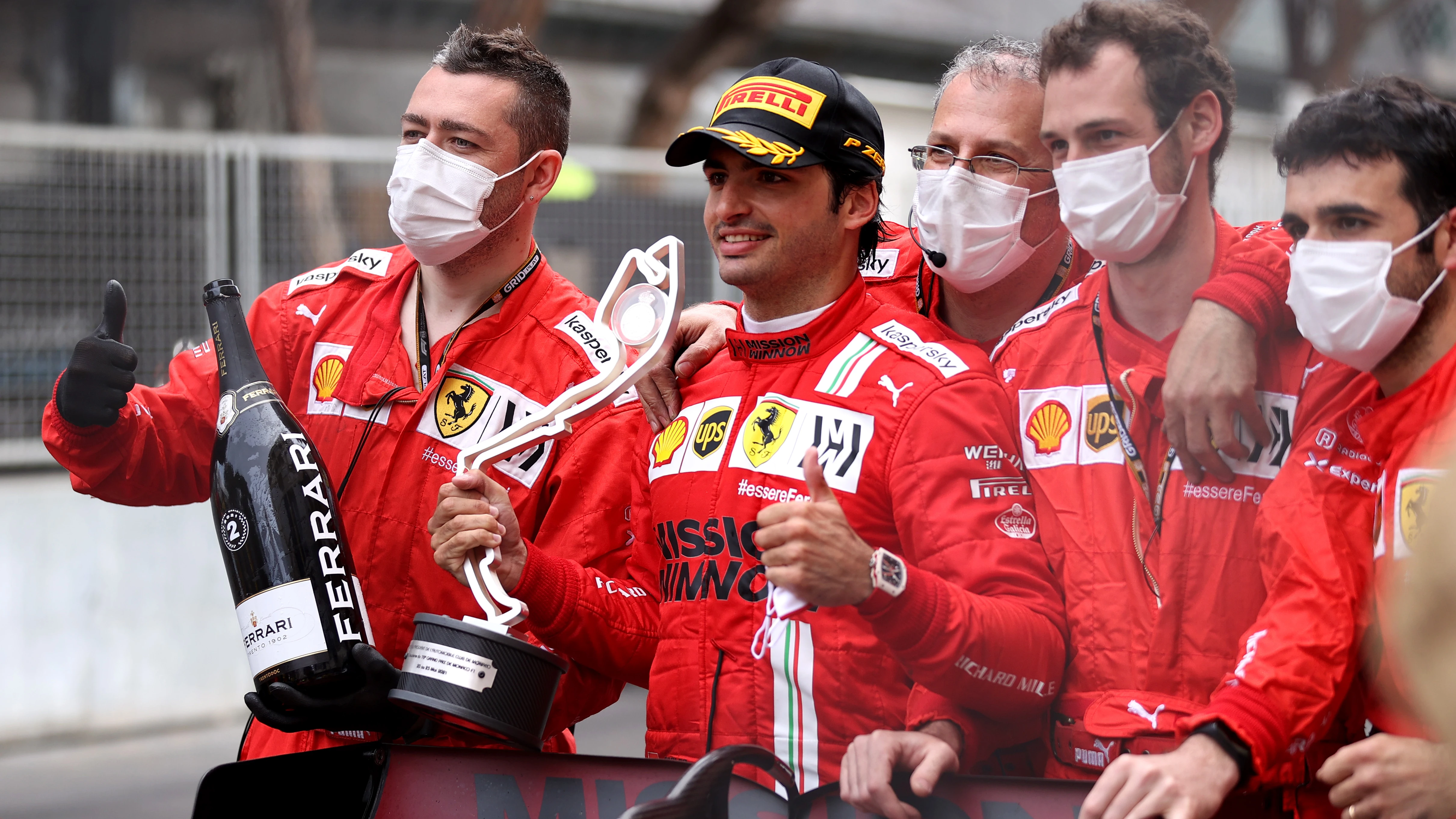 Carlos Sainz, en el Gran Premio de Mónaco con el trofeo de segundo puesto