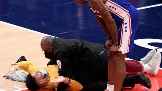 Un aficionado, placado al asaltar una pista de la NBA Un aficionado, placado al asaltar una pista de la NBA