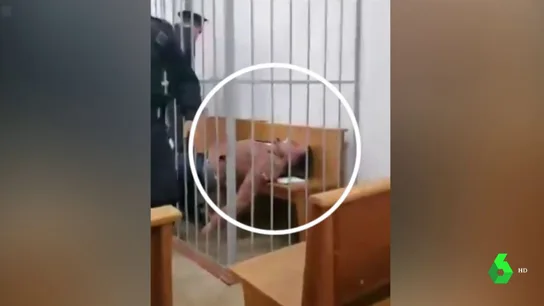 Un activista bielorruso se clava un bolígrafo en el cuello en pleno juicio Un activista bielorruso se clava un bolígrafo en el cuello en pleno juicio