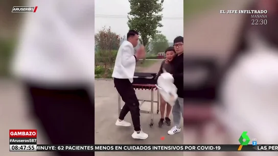 El ayudante de un mago descubre uno de sus mejores trucos en plena actuación El ayudante de un mago descubre uno de sus mejores trucos en plena actuación