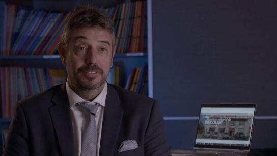 El descontento del jefe infiltrado con su transformaci&oacute;n: "Parezco el abuelo cebolleta"