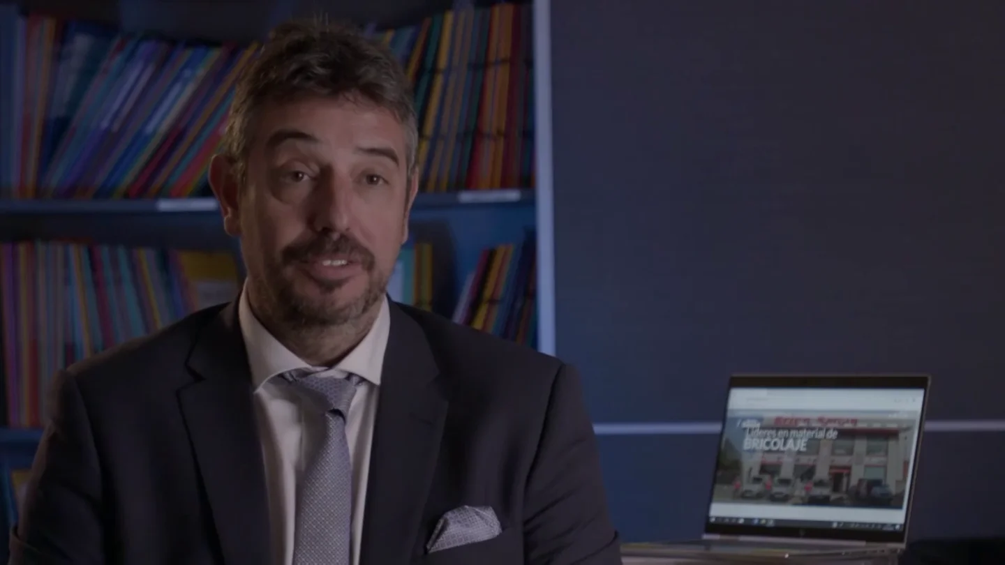 El descontento del jefe infiltrado con su transformación: "Parezco el abuelo cebolleta" El descontento del jefe infiltrado con su transformación: "Parezco el abuelo cebolleta"