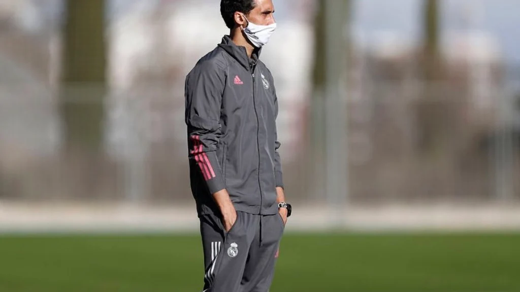 Álvaro Arbeloa, dirigiendo un partido del Infantil A del Real Madrid