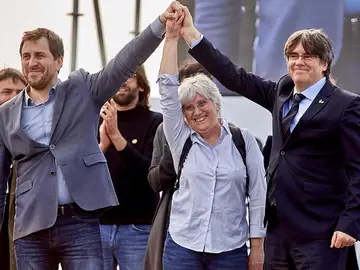 En la foto, Toni Comín, Clara Posantí y Carles Puigdemont