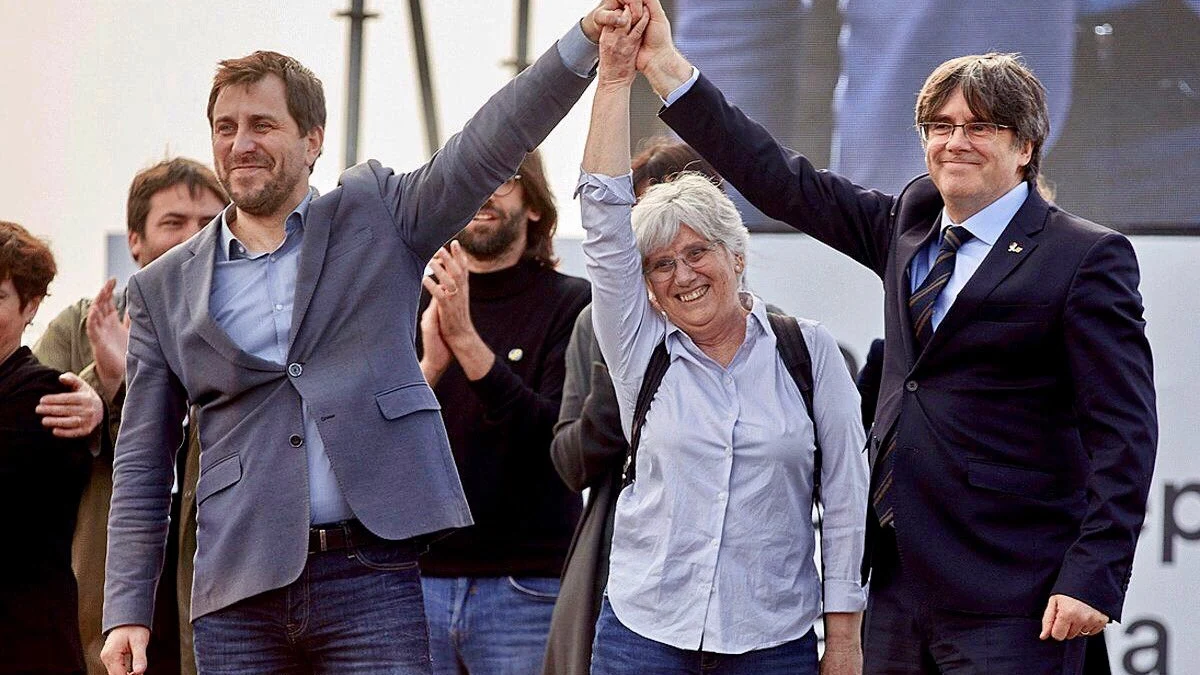 En la foto, Toni Comín, Clara Posantí y Carles Puigdemont