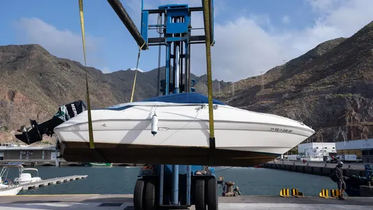 Agentes de la Guardia Civil remolcan la embarcación del padre de Anna y Olivia, Tomás G. Agentes de la Guardia Civil remolcan la embarcación del padre de Anna y Olivia, Tomás G.