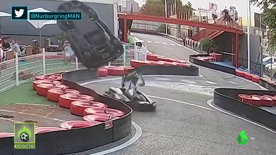 Brutal accidente en un karting: un coche da una vuelta de campana tras un choque con otro piloto Brutal accidente en un karting: un coche da una vuelta de campana tras un choque con otro piloto