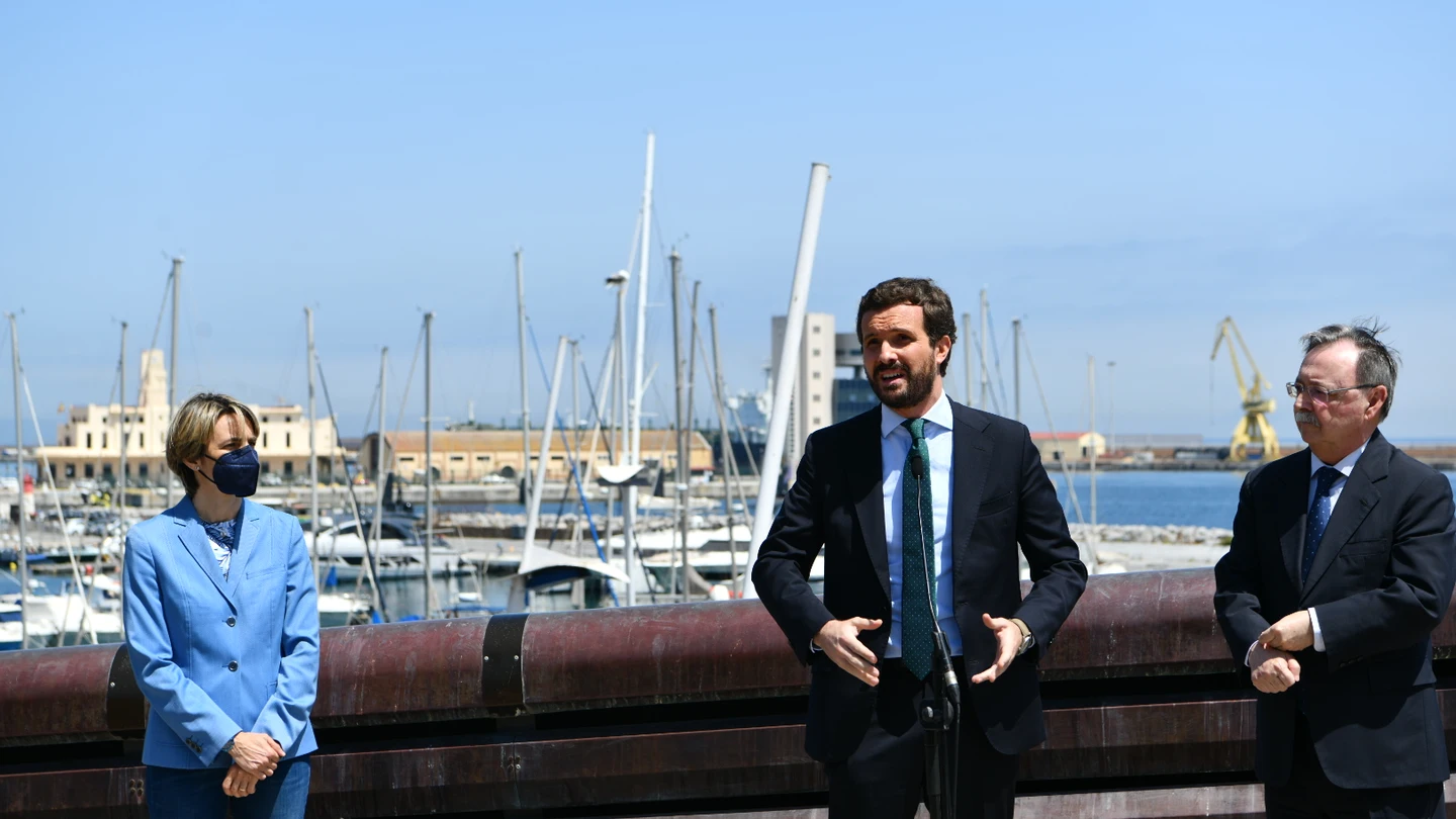 El presidente del PP, Pablo Casado, y el presidente de Ceuta, Juan Vivas, en declaraciones a los medios PP