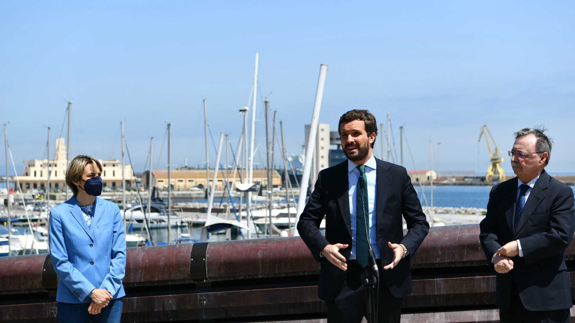 El presidente del PP, Pablo Casado, y el presidente de Ceuta, Juan Vivas, en declaraciones a los medios