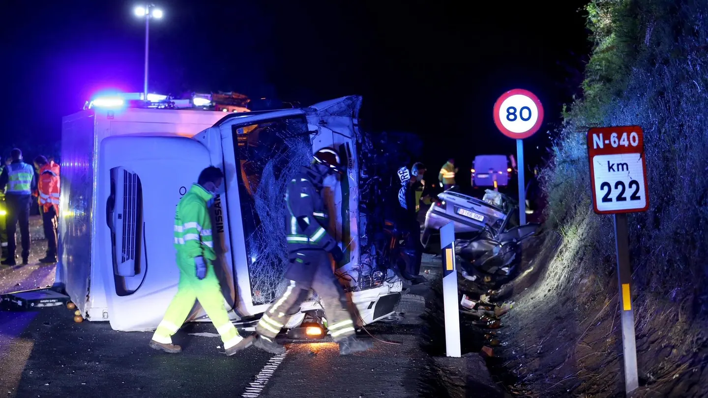 Miembros de la Guardia Civil y de Protección Civil en el lugar del accidente entre un turismo y un camión. Miembros de la Guardia Civil y de Protección Civil en el lugar del accidente entre un turismo y un camión.