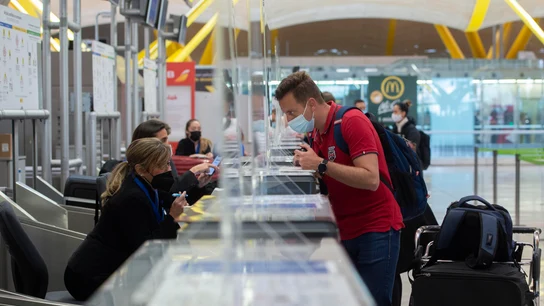 Un pasajero factura su maleta en la T4 del Aeropuerto Adolfo Suárez Madrid-Barajas Aduana