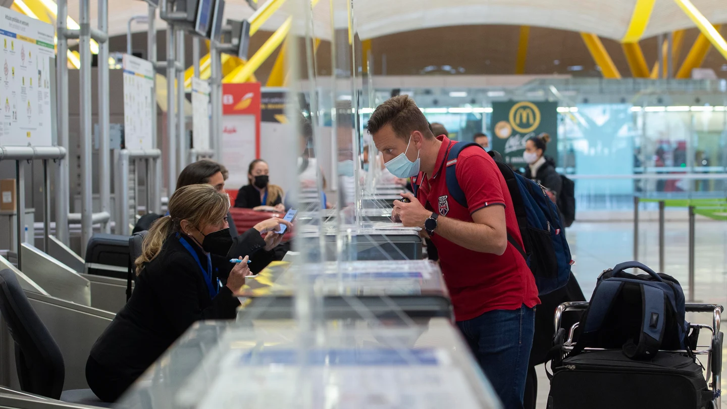 Un pasajero factura su maleta en la T4 del Aeropuerto Adolfo Suárez Madrid-Barajas Aduana