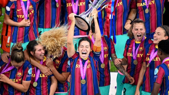 Vicky Losada, capitana del Bar&ccedil;a, levantando la Champions femenina