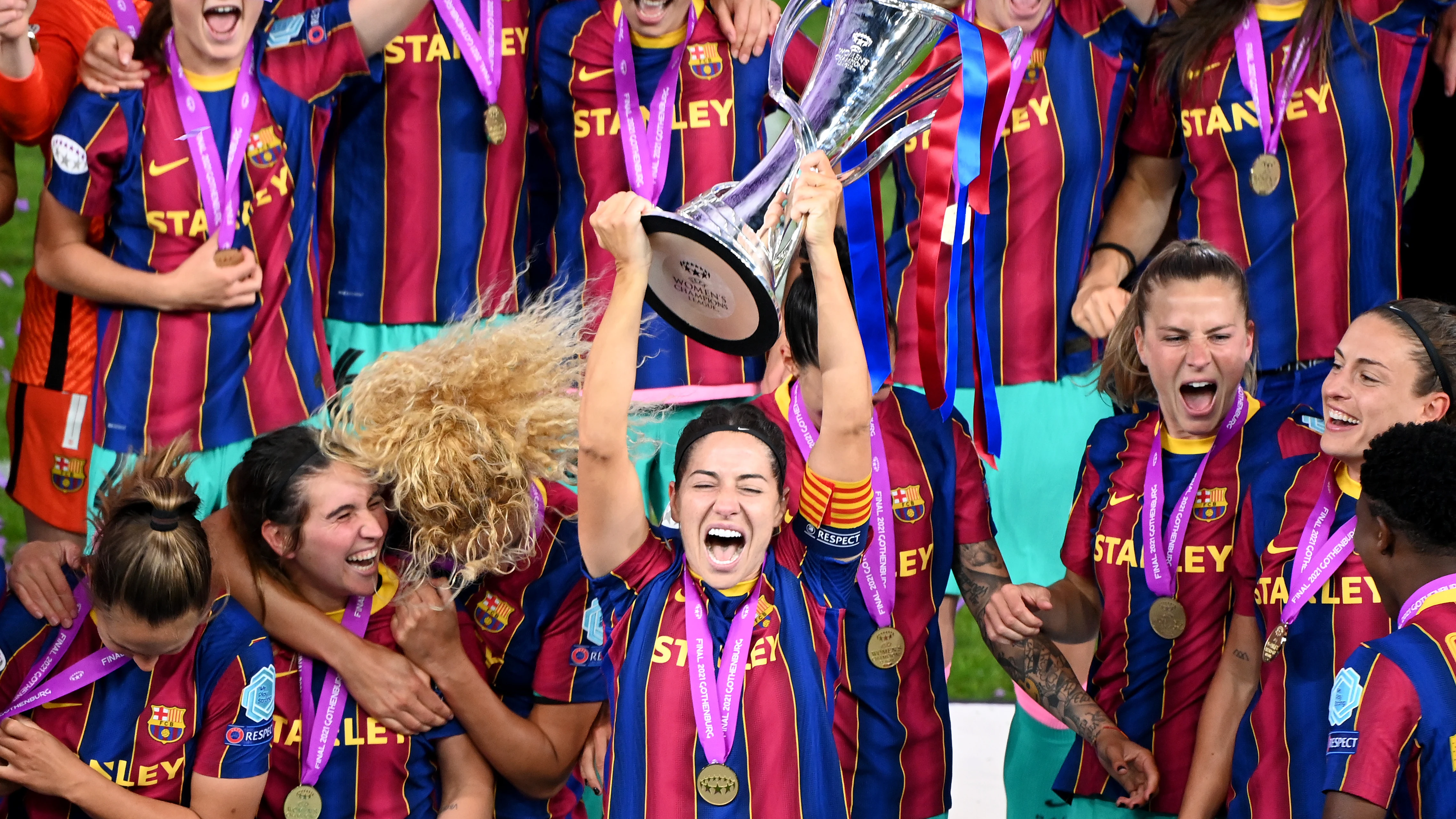 Vicky Losada, capitana del Barça, levantando la Champions femenina