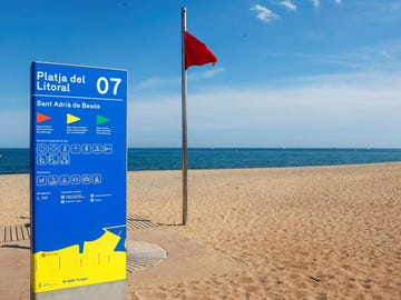 Cierran la playa de Sant Adrià de Besòs por presencia de elementos cancerígenos