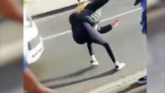 Una menor empuja a otra a la carretera Una menor empuja a otra a la carretera