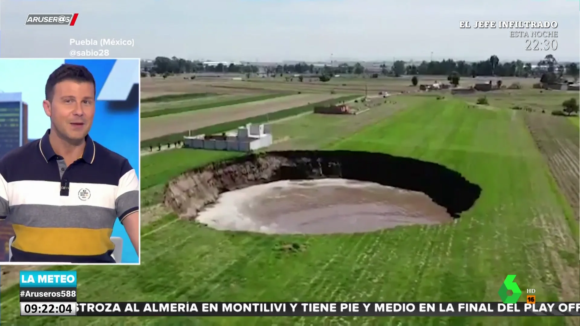 El momento en el que se forma un socavón en una explanada de tierra en México