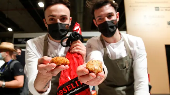 Los chefs de Cañitas Maite, Javier Sanz y Juan Sahuquillo La mejor croqueta de jamón está en un pueblo de Albacete