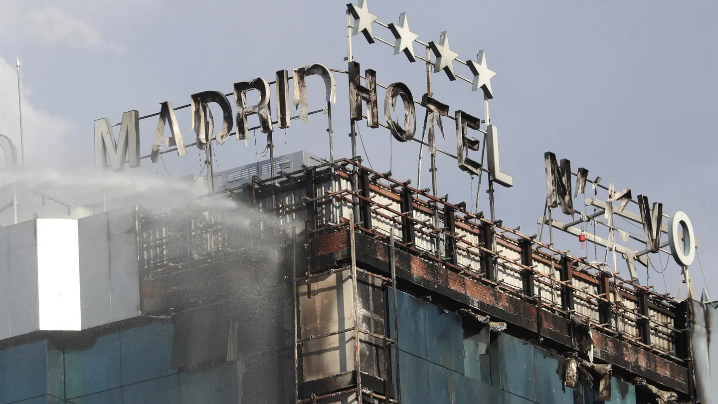 Bomberos extinguen las llamas tras un aparatoso incendio en la fachada exterior del Hotel Nuevo Madrid. Bomberos extinguen las llamas tras un aparatoso incendio en la fachada exterior del Hotel Nuevo Madrid.