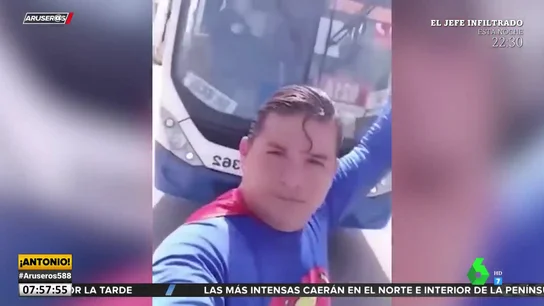 Un hombre se hace pasar por Superman y es atropellado por un camión Un hombre se hace pasar por Superman y es atropellado por un camión