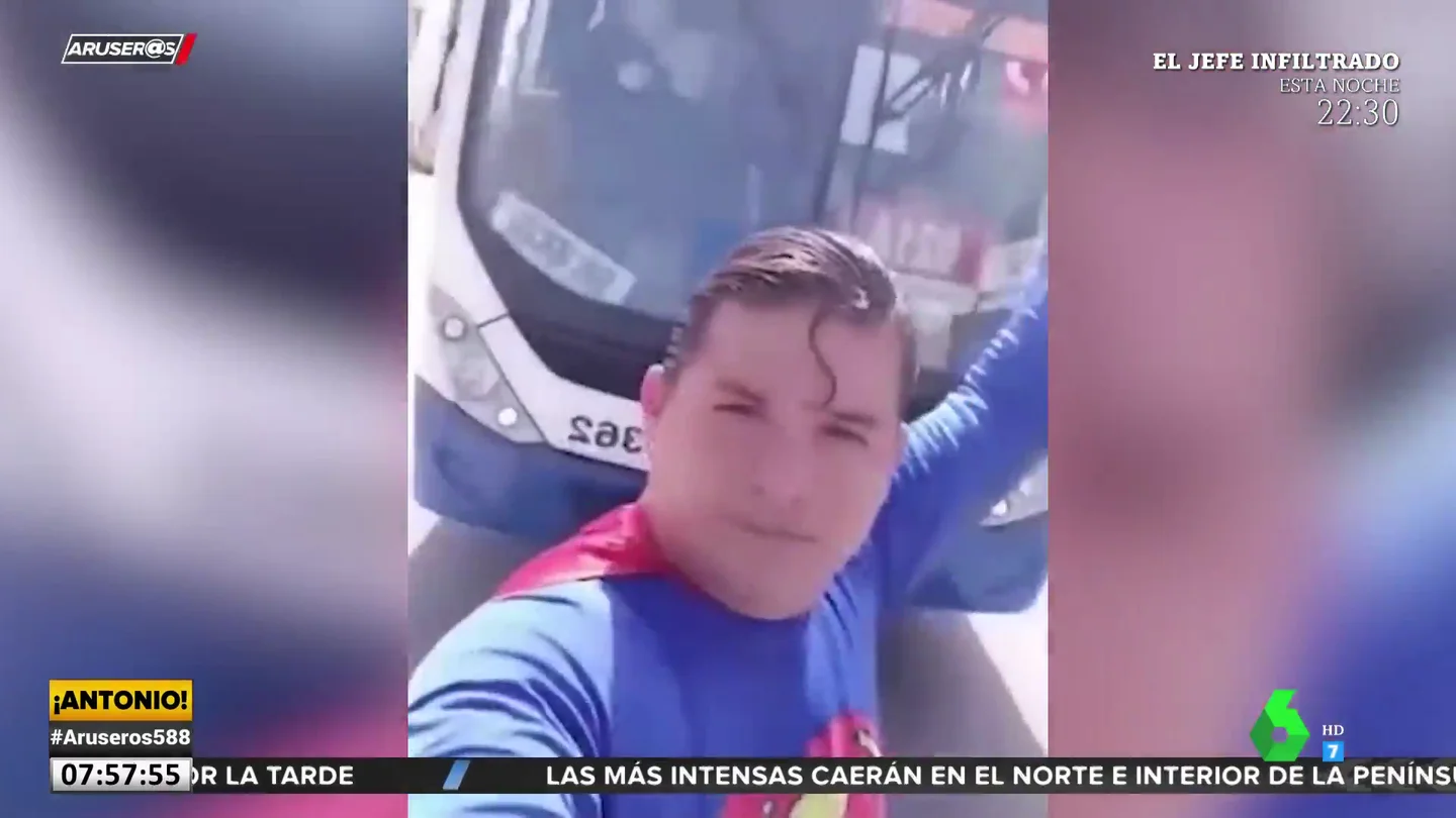 Un hombre se hace pasar por Superman y es atropellado por un camión Un hombre se hace pasar por Superman y es atropellado por un camión