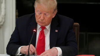 Donald Trump consulta su tel&eacute;fono m&oacute;vil