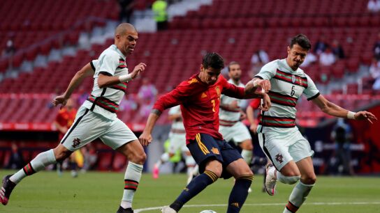 Morata, rodeado por Pepe y Fonte Morata, rodeado por Pepe y Fonte