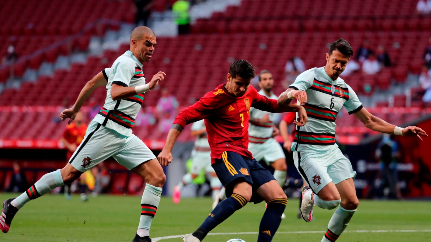 Morata, rodeado por Pepe y Fonte Morata, rodeado por Pepe y Fonte