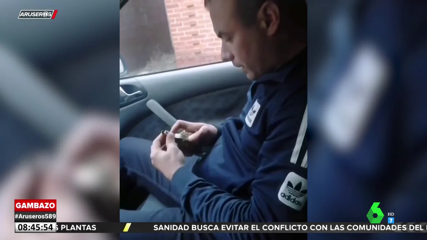 Un hombre juega con una granada en el interior de un coche y esta acaba explotando Un hombre juega con una granada en el interior de un coche y esta acaba explotando