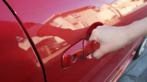 Electricidad estática Abrir la puerta de un coche