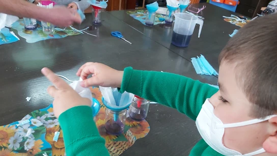 Un niño 'disecciona' una mascarilla y comprueba cómo filtra. Un niño 'disecciona' una mascarilla y comprueba cómo filtra.