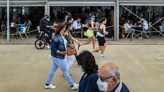 Varias personas pasean frente a un chiringuito del Paseo Marítimo de la Barceloneta Varias personas pasean frente a un chiringuito del Paseo Marítimo de la Barceloneta