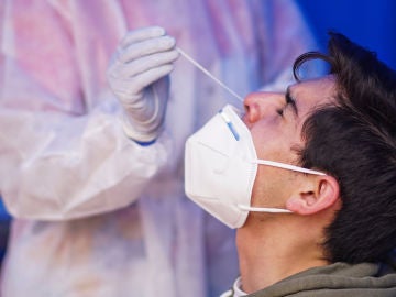 Un joven recibe una prueba PCR