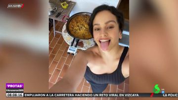 Rosalía sorprende a sus seguidores con su receta de la paella valenciana
