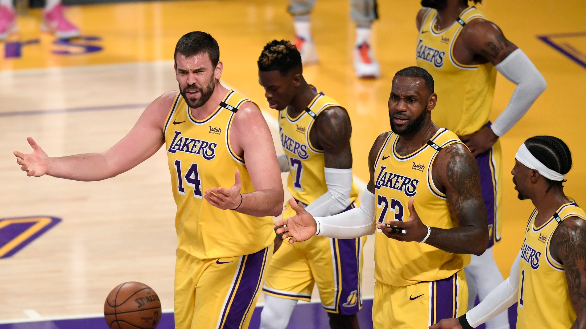 Los Lakers durante el sexto partido de la primera ronda contra los Phoenix Suns.