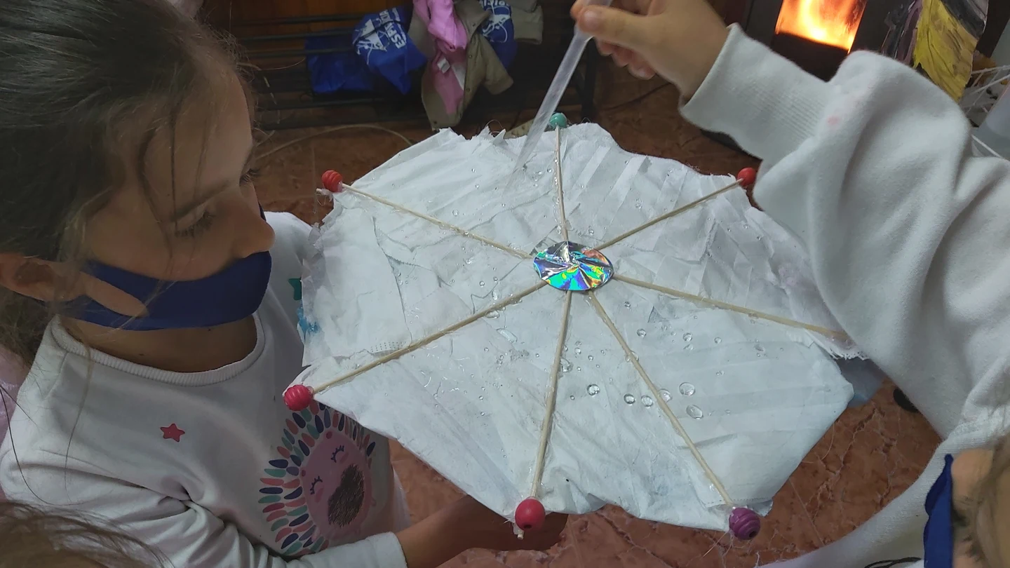 Un paraguas hecho con mascarillas recicladas por los niños de Espiciencia. Un paraguas hecho con mascarillas recicladas por los niños de Espiciencia.