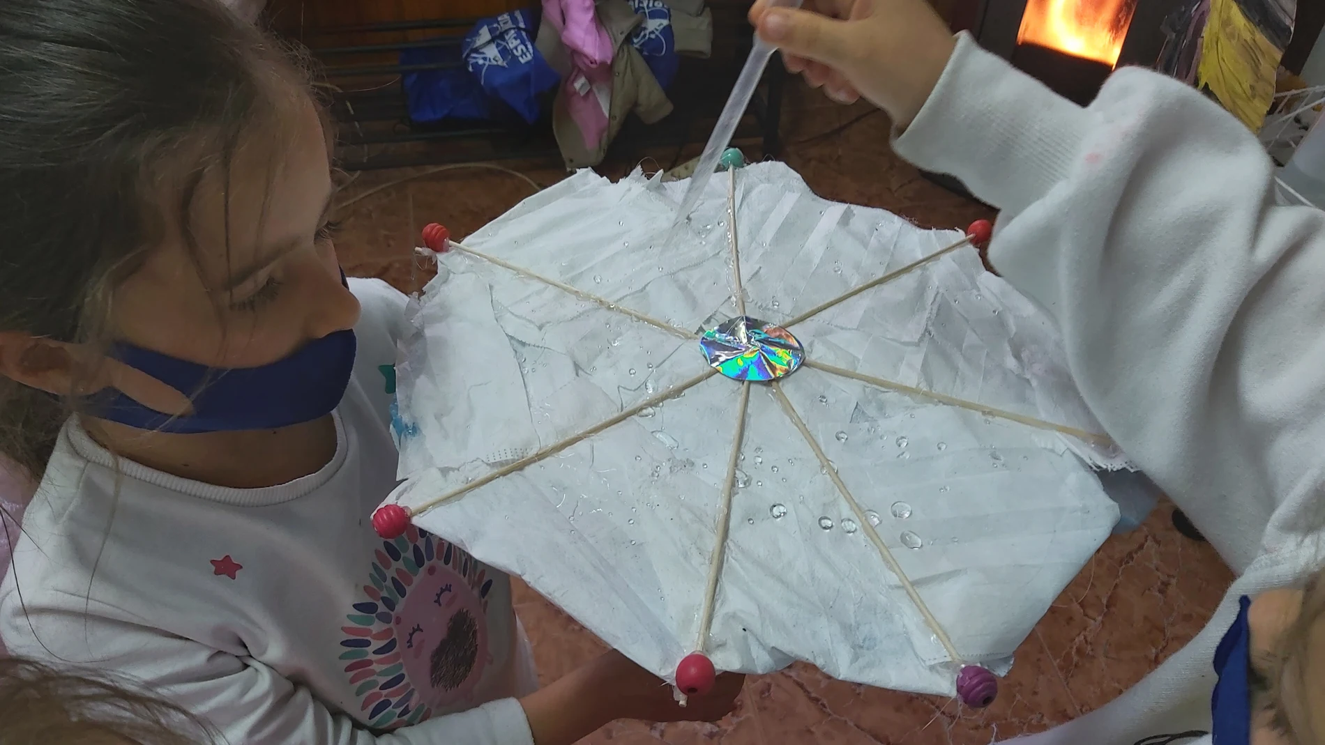 Un paraguas hecho con mascarillas recicladas por los niños de Espiciencia.