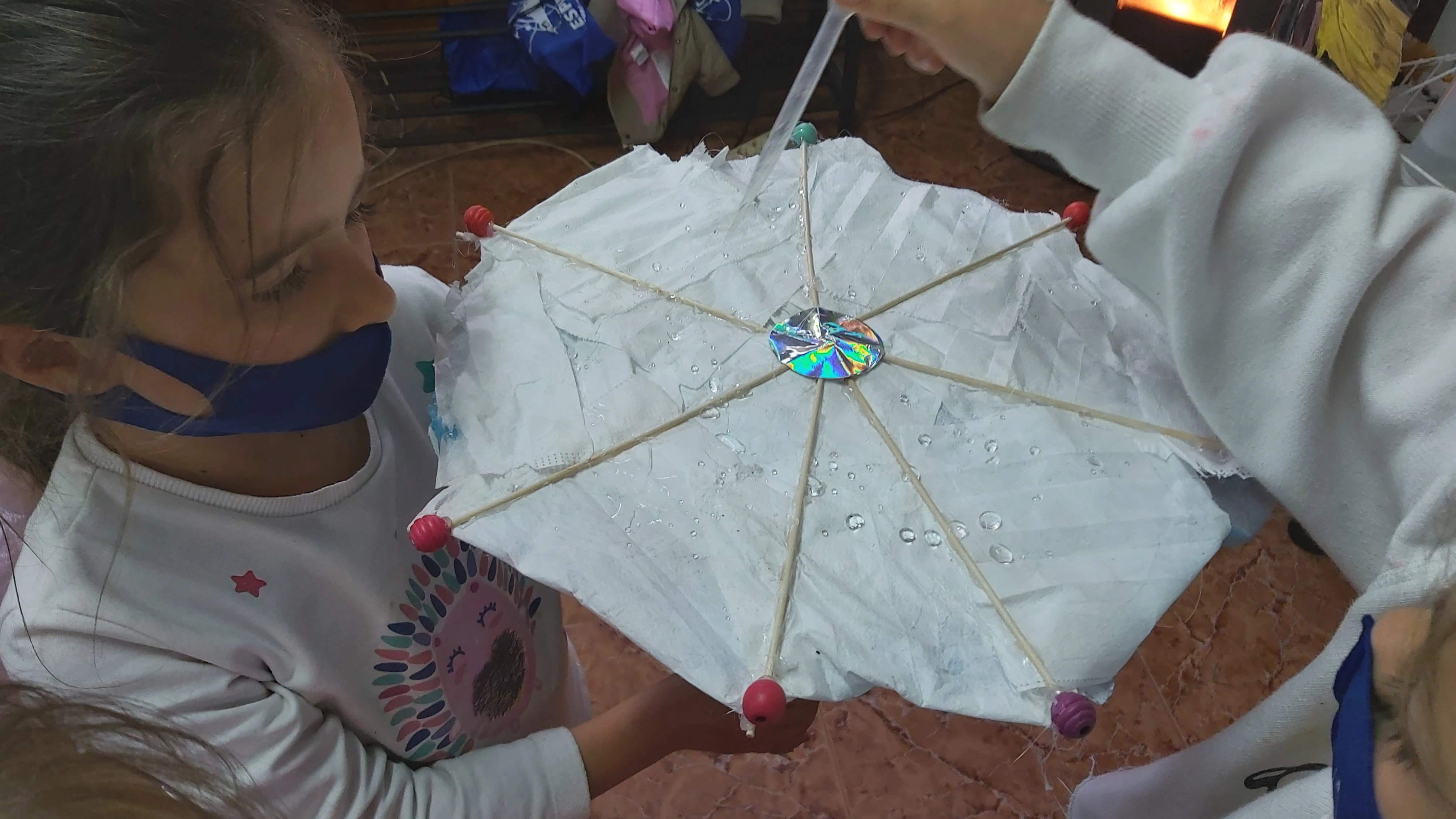 Un paraguas hecho con mascarillas recicladas por los niños de Espiciencia.