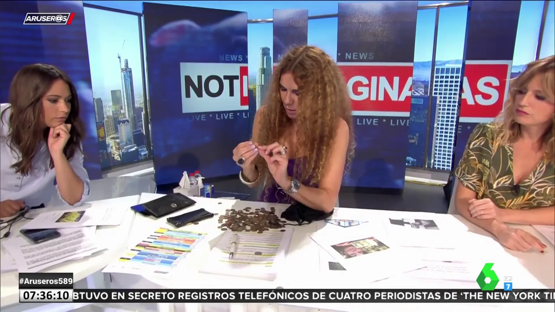 Angie Cárdenas muestra en Aruser@s un saco lleno de pesetas