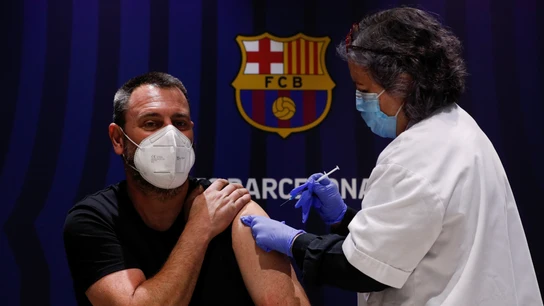 Un hombre recibe la vacuna contra el coronavirus Un hombre recibe la vacuna contra el coronavirus