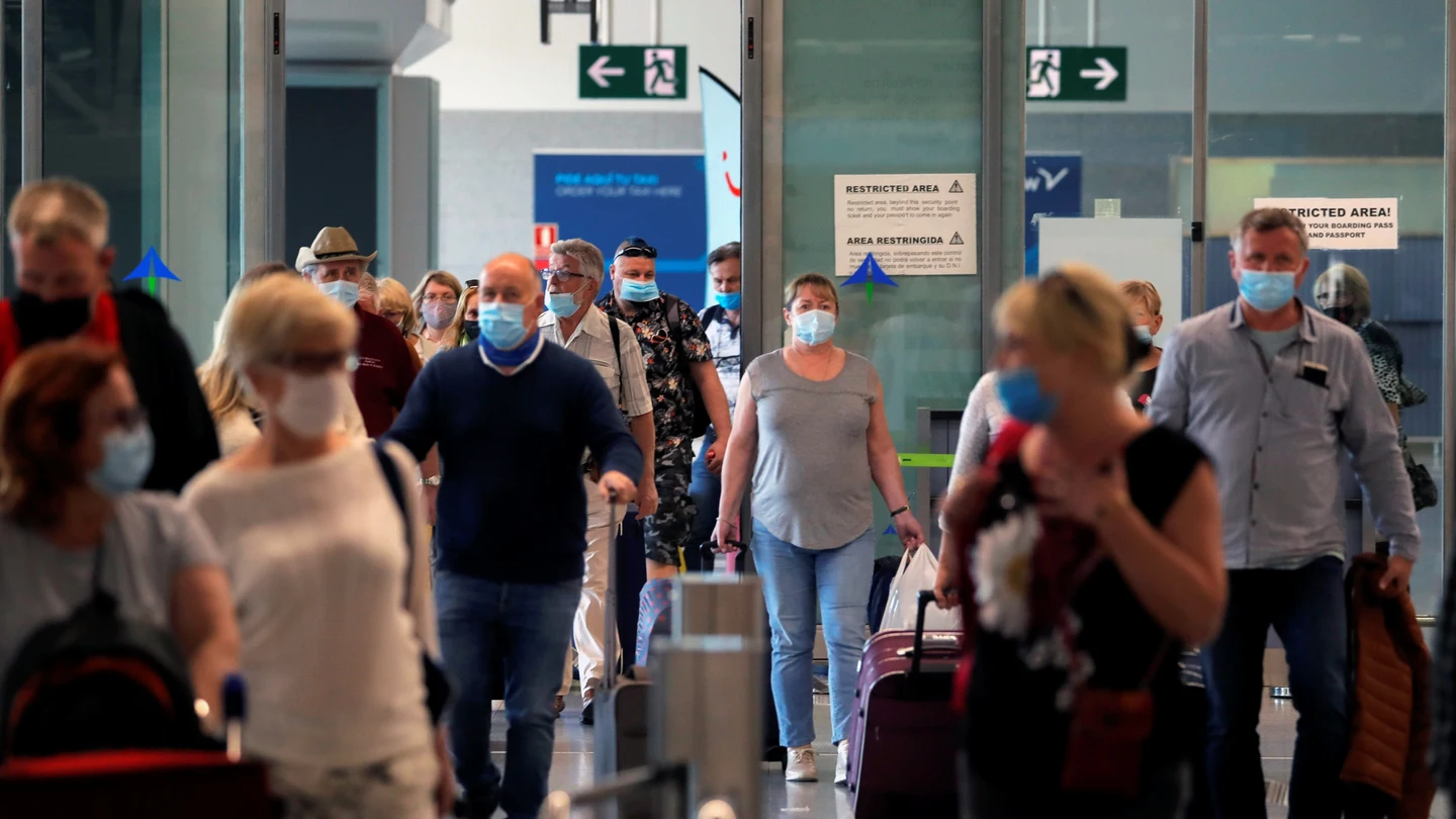 Personas circulan con maletas en un aeropuerto Personas circulan con maletas en un aeropuerto