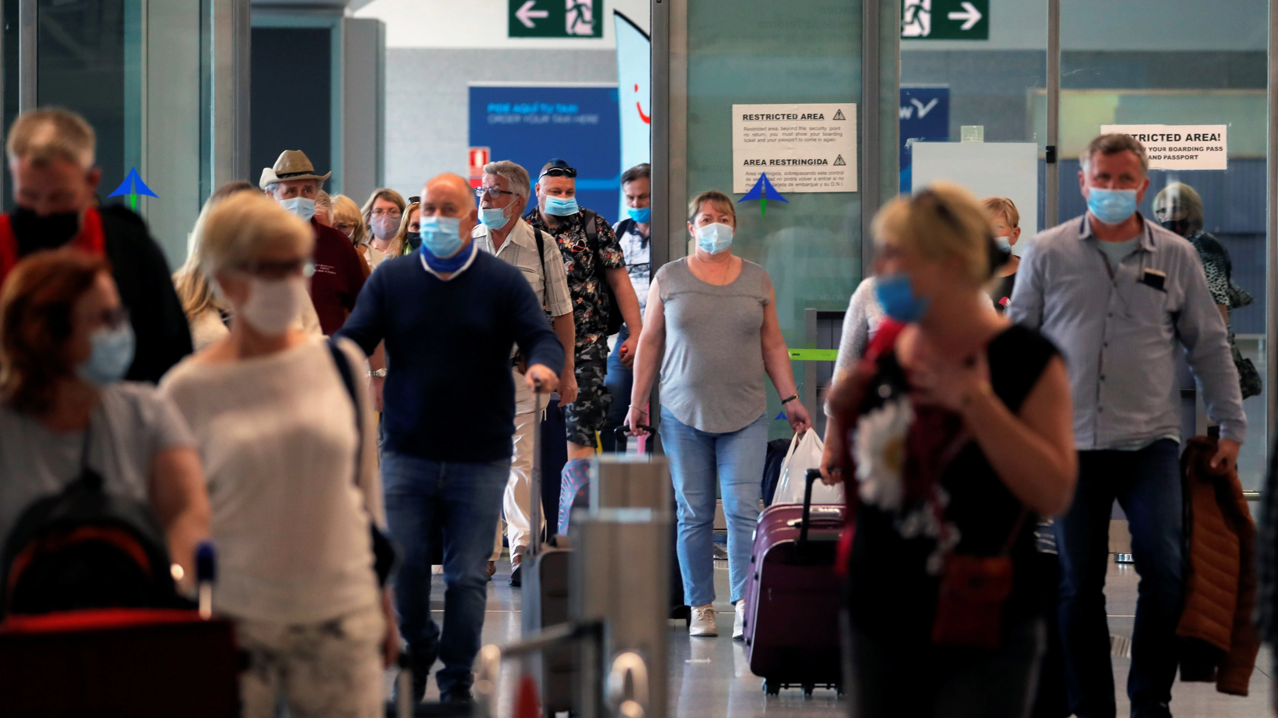 Personas circulan con maletas en un aeropuerto