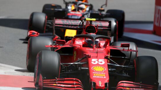 Carlos Sainz, por delante de un Red Bull