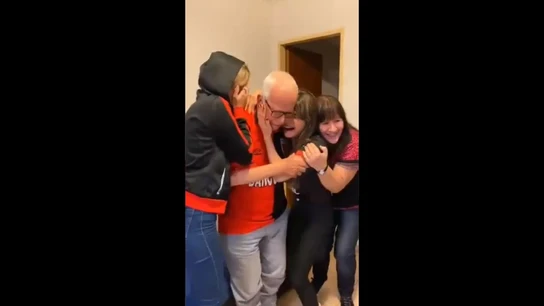 Aficionados llorando tras ver a su equipo, el Atlético Colón, ganar un título por primera vez Aficionados llorando tras ver a su equipo, el Atlético Colón, ganar un título por primera vez
