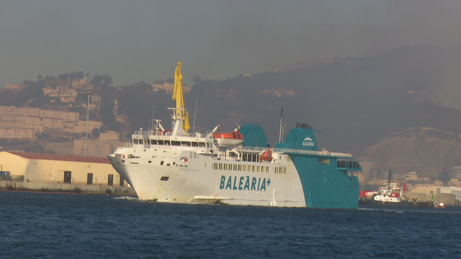 Dos inmigrantes intentan cruzar el Estrecho ocultos en la rampa de un barco