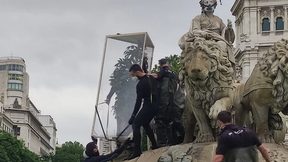 Agentes de la Policía Nacional durante la detención de los activistas