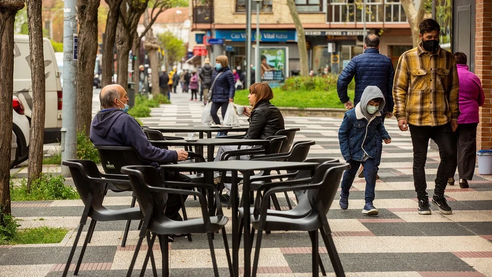 Varios clientes toman café en una terraza de un bar de Vitoria